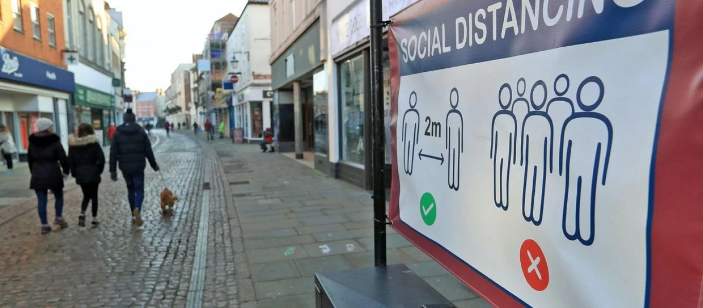 Νέο lockdown το φθινόπωρο προετοιμάζει η βρετανική κυβέρνηση - Έχει εμβολιάσει πλήρως τους μισούς πολίτες!